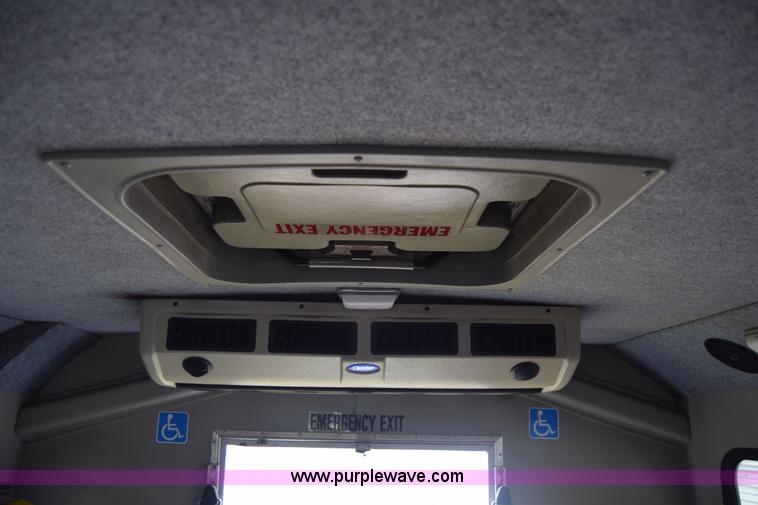 image for item E6438 2003 Ford Econoline E450 bus