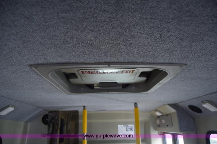 image for item E6438 2003 Ford Econoline E450 bus