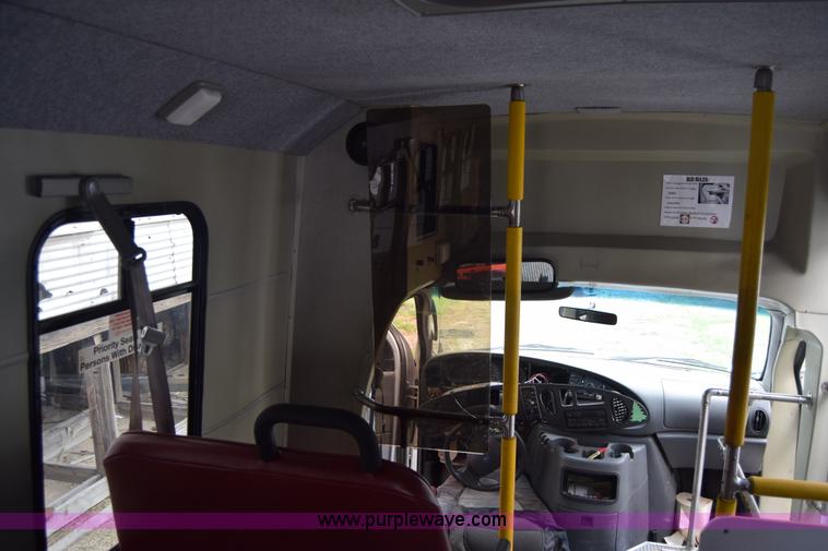 image for item E6438 2003 Ford Econoline E450 bus