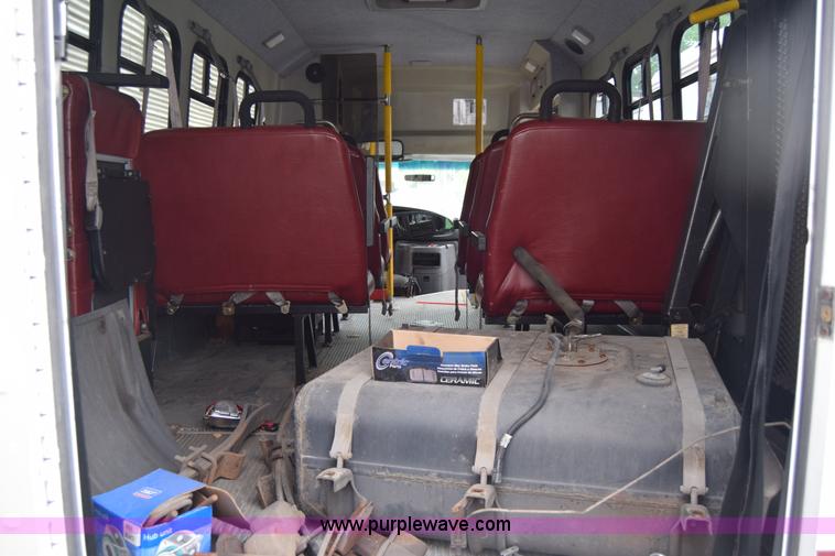 image for item E6438 2003 Ford Econoline E450 bus