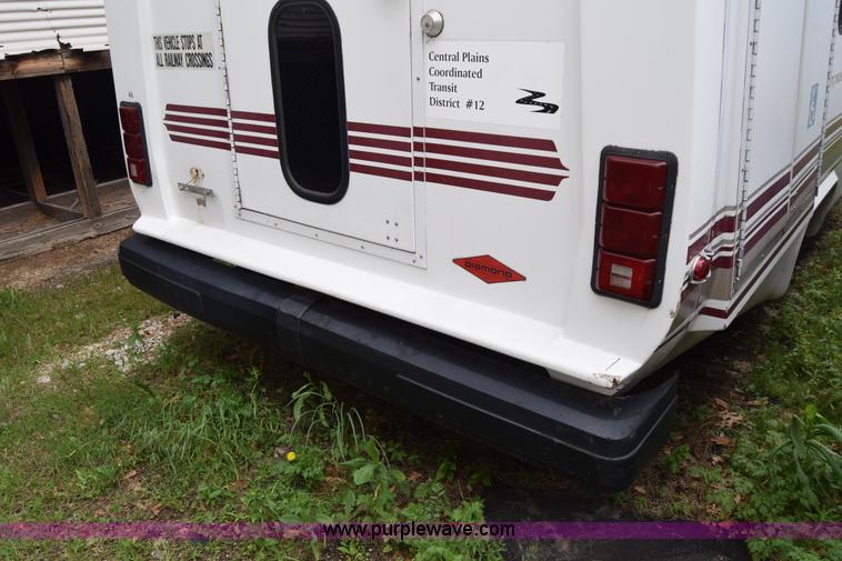 image for item E6438 2003 Ford Econoline E450 bus