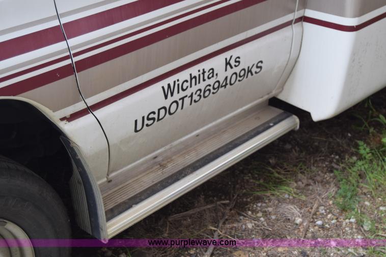 image for item E6438 2003 Ford Econoline E450 bus