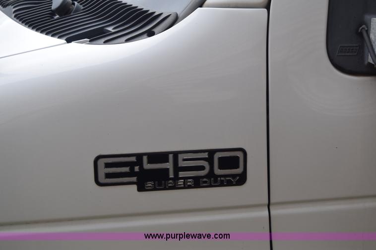image for item E6438 2003 Ford Econoline E450 bus
