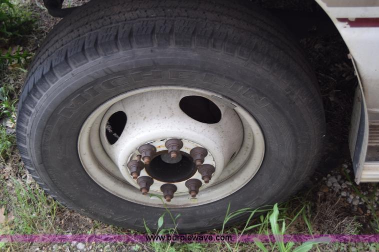 image for item E6438 2003 Ford Econoline E450 bus