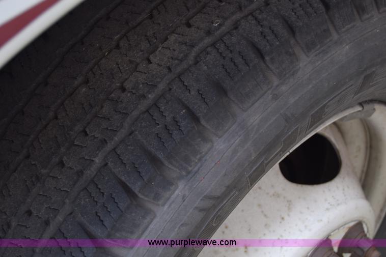 image for item E6438 2003 Ford Econoline E450 bus