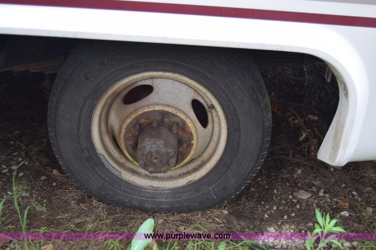 image for item E6438 2003 Ford Econoline E450 bus