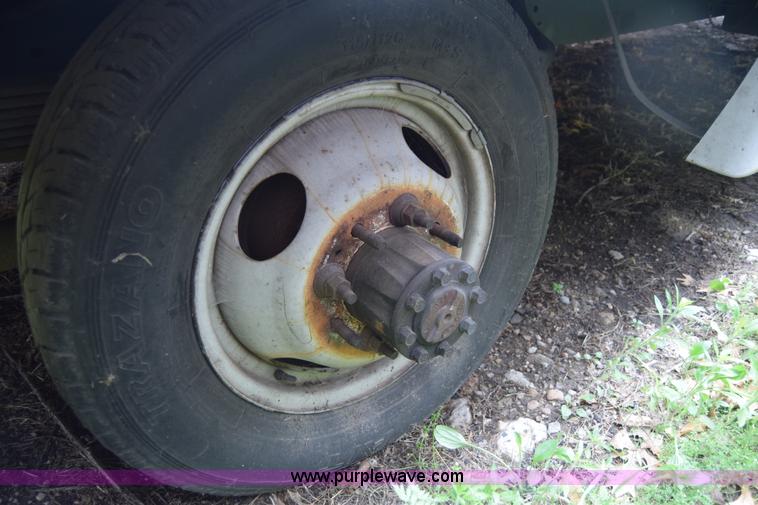 image for item E6438 2003 Ford Econoline E450 bus