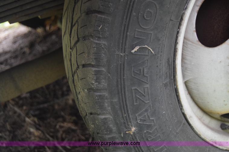 image for item E6438 2003 Ford Econoline E450 bus