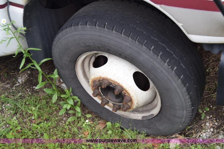 image for item E6438 2003 Ford Econoline E450 bus