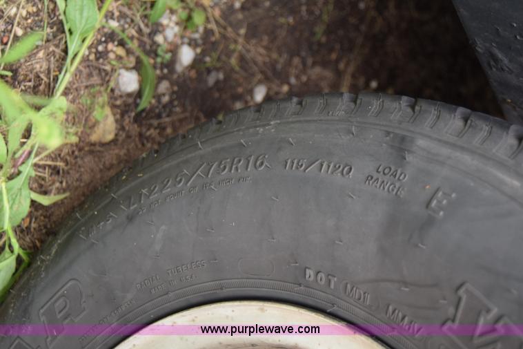 image for item E6438 2003 Ford Econoline E450 bus