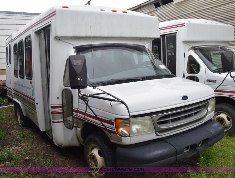 image for item E6439 2002 Ford Econoline E450 bus