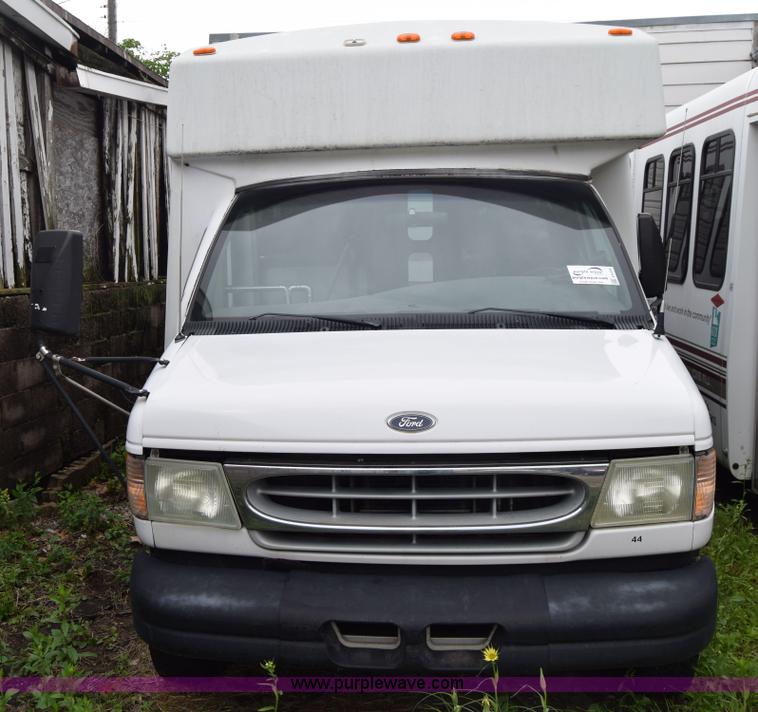 image for item E6439 2002 Ford Econoline E450 bus