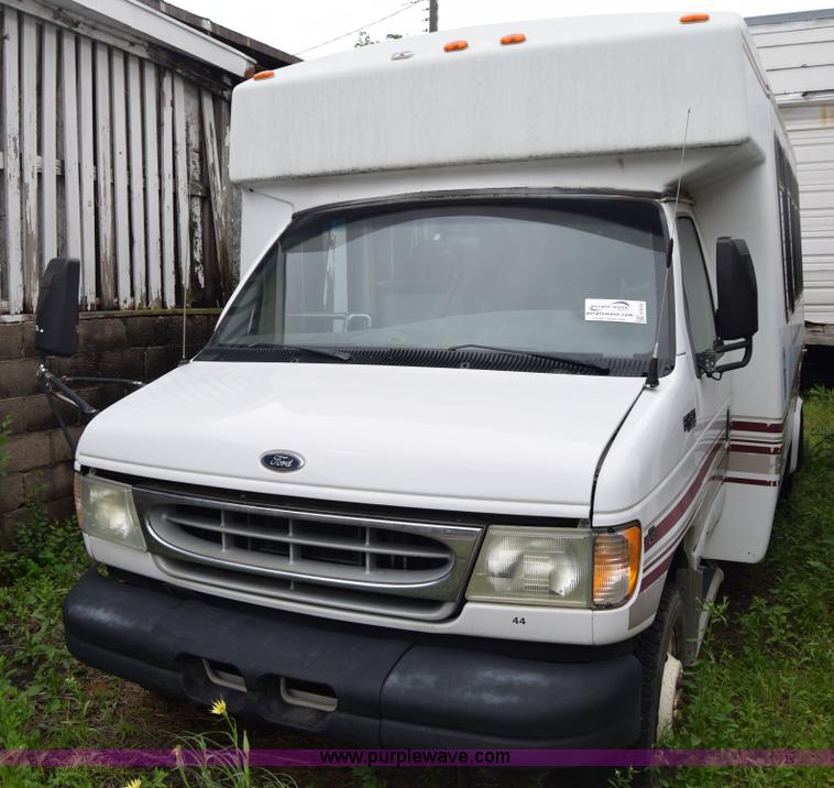 image for item E6439 2002 Ford Econoline E450 bus