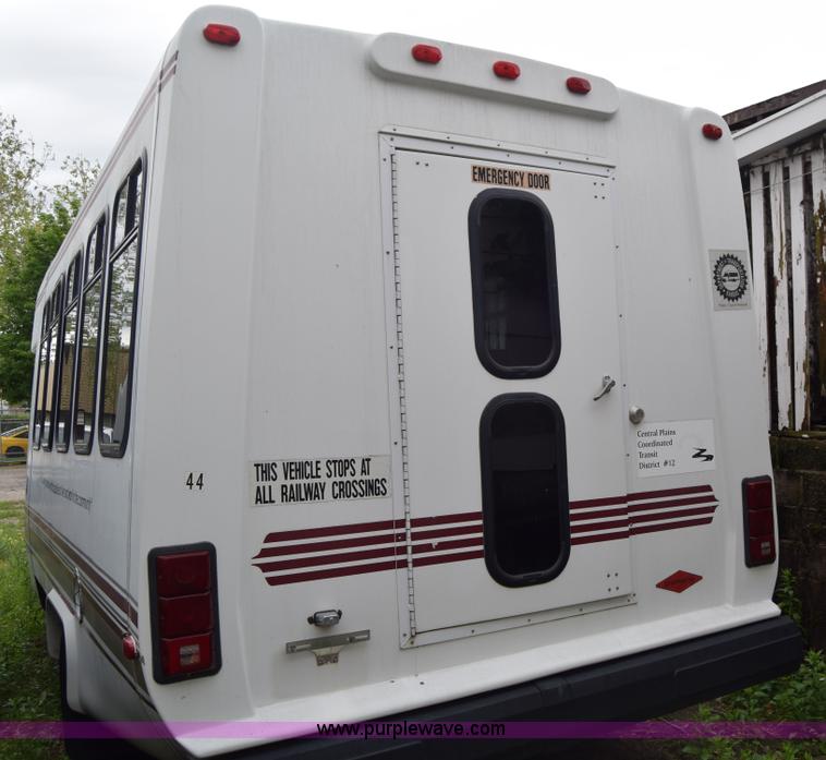 image for item E6439 2002 Ford Econoline E450 bus