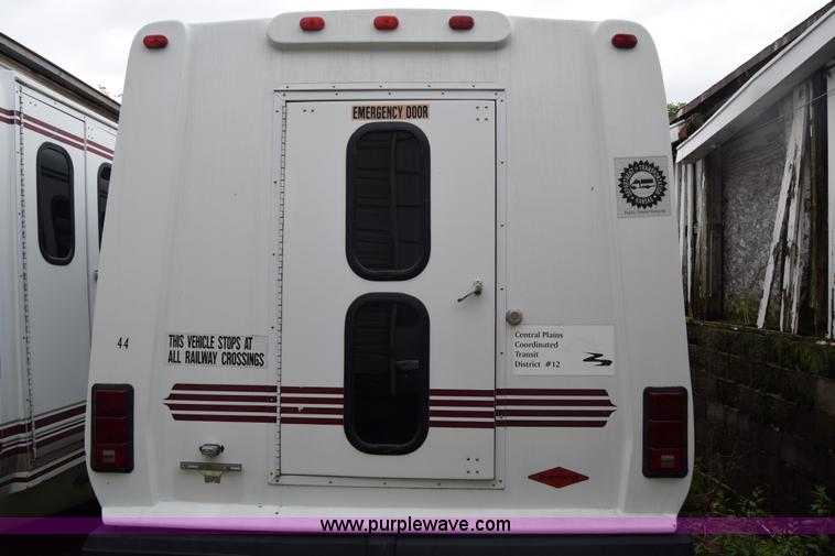 image for item E6439 2002 Ford Econoline E450 bus