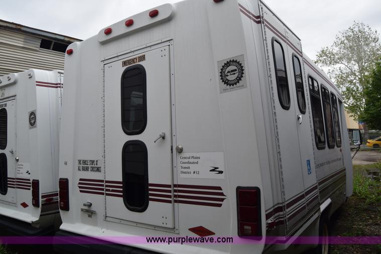 image for item E6439 2002 Ford Econoline E450 bus