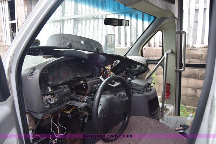 image for item E6439 2002 Ford Econoline E450 bus