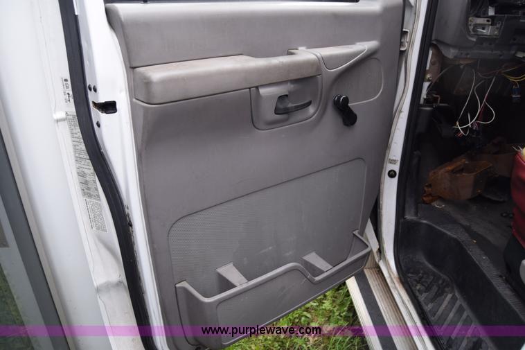 image for item E6439 2002 Ford Econoline E450 bus