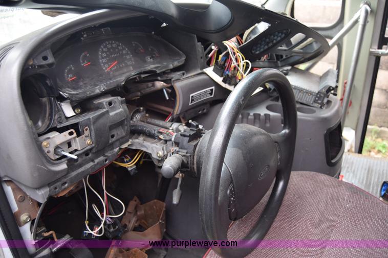 image for item E6439 2002 Ford Econoline E450 bus