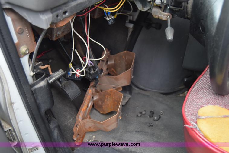 image for item E6439 2002 Ford Econoline E450 bus