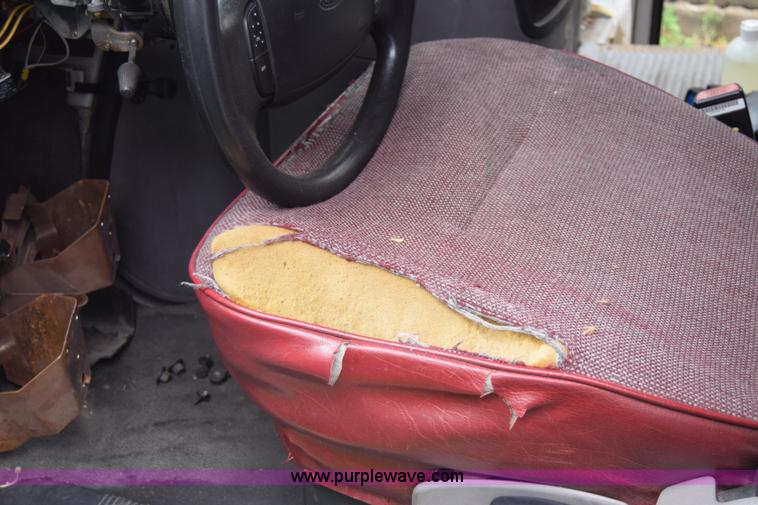 image for item E6439 2002 Ford Econoline E450 bus