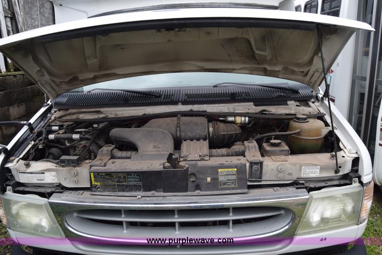 image for item E6439 2002 Ford Econoline E450 bus
