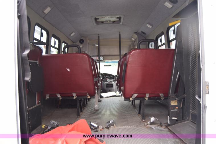 image for item E6439 2002 Ford Econoline E450 bus