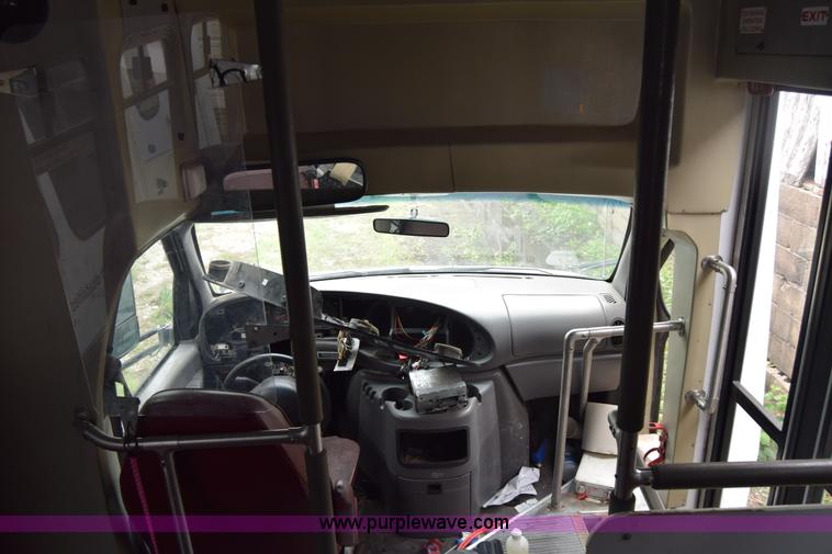 image for item E6439 2002 Ford Econoline E450 bus