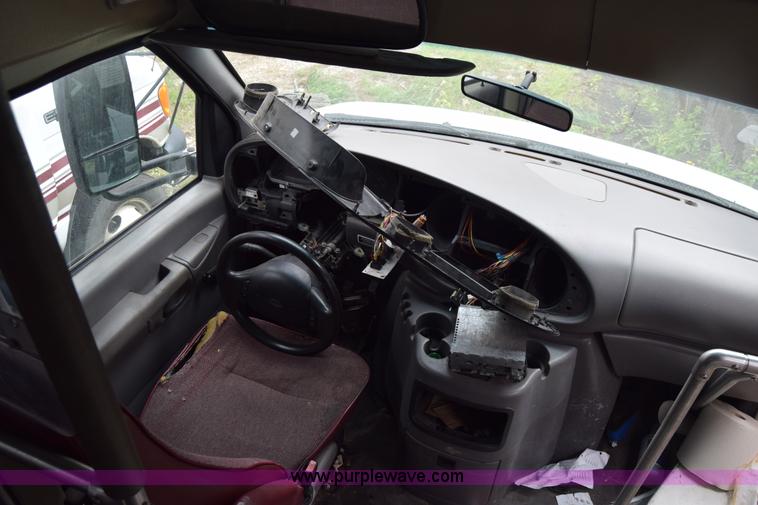 image for item E6439 2002 Ford Econoline E450 bus