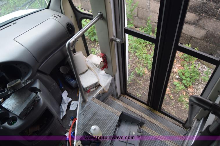 image for item E6439 2002 Ford Econoline E450 bus