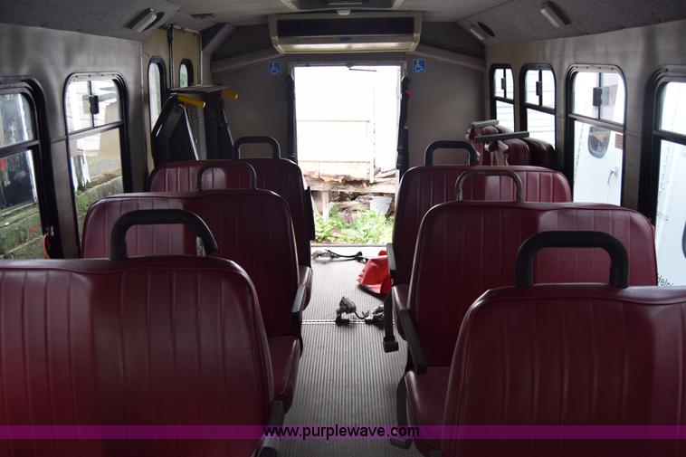 image for item E6439 2002 Ford Econoline E450 bus