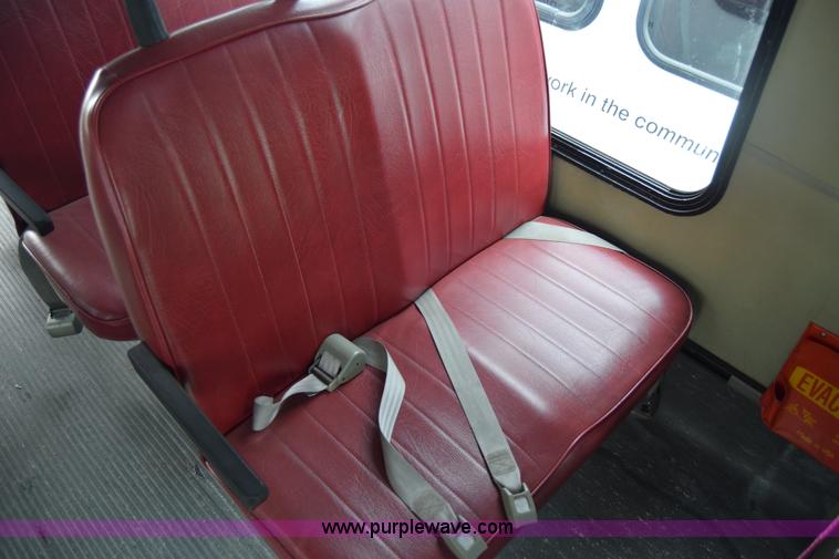 image for item E6439 2002 Ford Econoline E450 bus