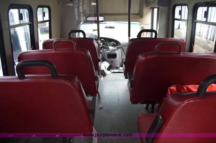 image for item E6439 2002 Ford Econoline E450 bus