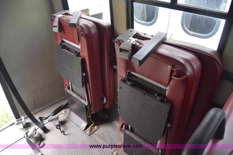 image for item E6439 2002 Ford Econoline E450 bus