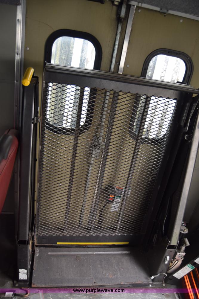 image for item E6439 2002 Ford Econoline E450 bus