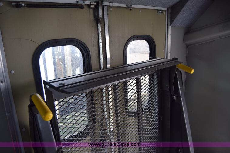 image for item E6439 2002 Ford Econoline E450 bus