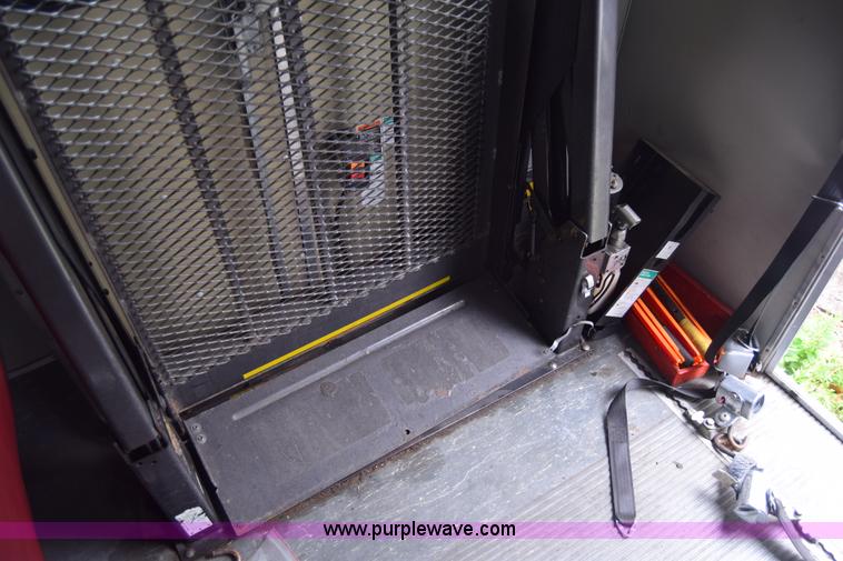 image for item E6439 2002 Ford Econoline E450 bus