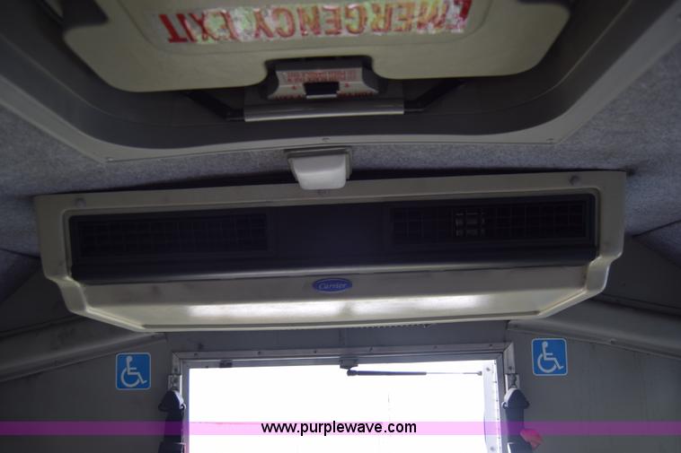 image for item E6439 2002 Ford Econoline E450 bus