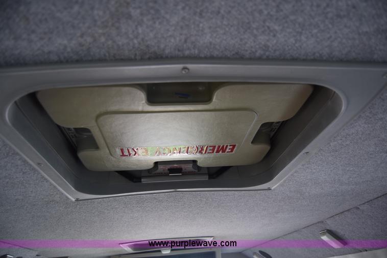 image for item E6439 2002 Ford Econoline E450 bus