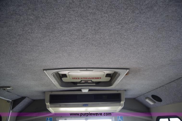 image for item E6439 2002 Ford Econoline E450 bus