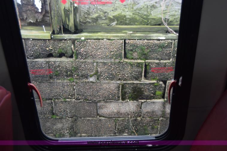 image for item E6439 2002 Ford Econoline E450 bus