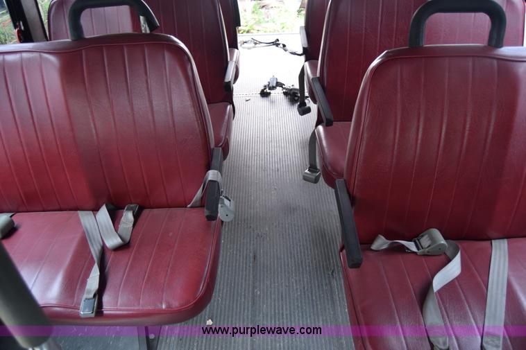 image for item E6439 2002 Ford Econoline E450 bus