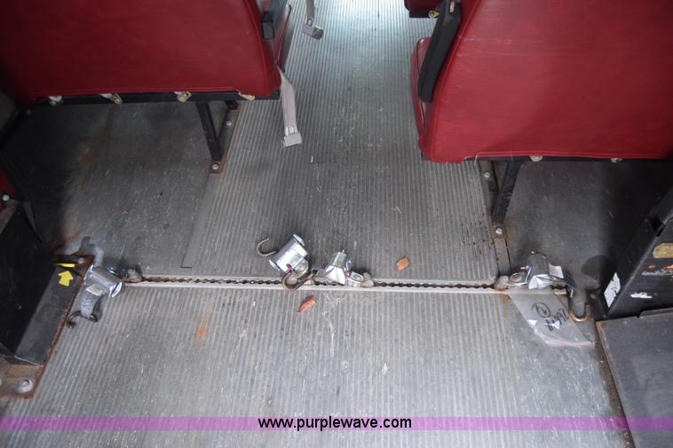 image for item E6439 2002 Ford Econoline E450 bus