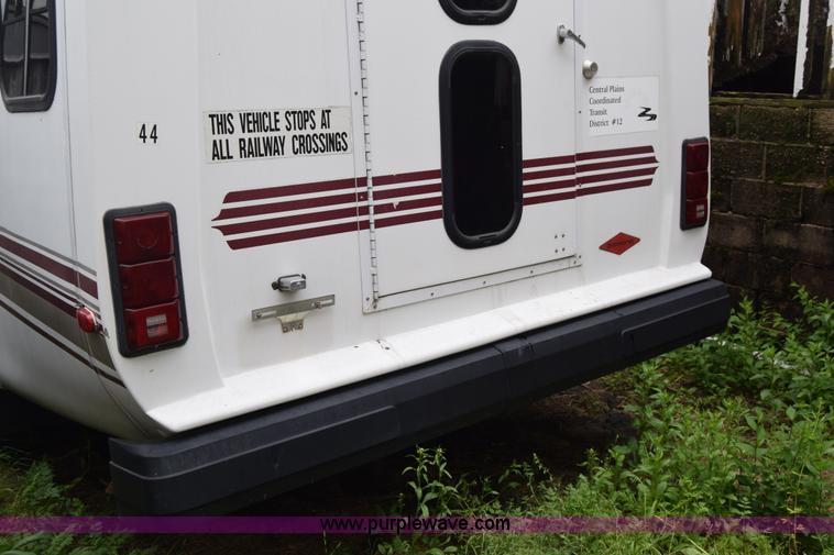 image for item E6439 2002 Ford Econoline E450 bus