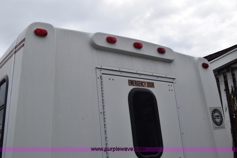 image for item E6439 2002 Ford Econoline E450 bus