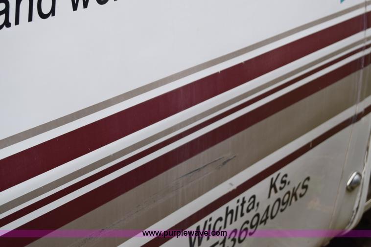 image for item E6439 2002 Ford Econoline E450 bus