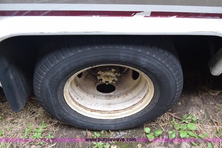 image for item E6439 2002 Ford Econoline E450 bus