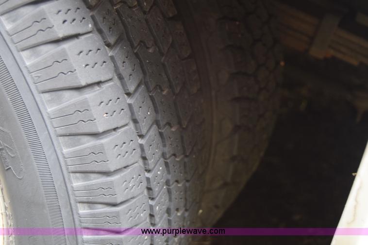 image for item E6439 2002 Ford Econoline E450 bus