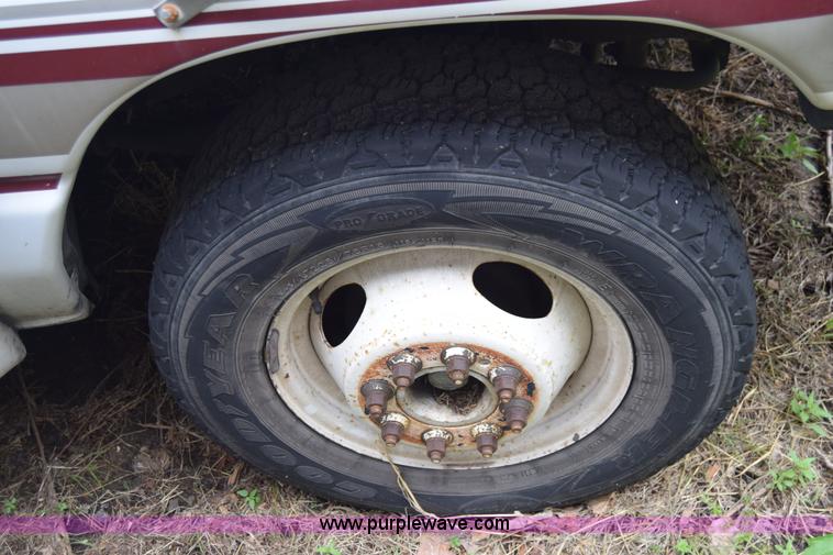 image for item E6439 2002 Ford Econoline E450 bus