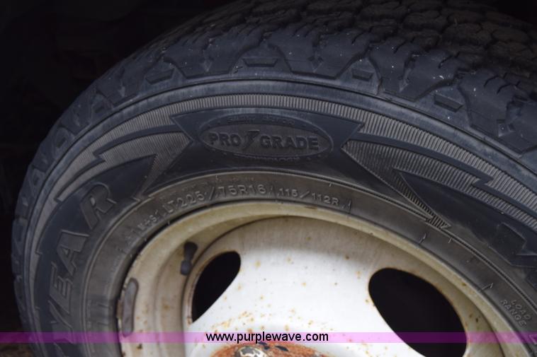 image for item E6439 2002 Ford Econoline E450 bus